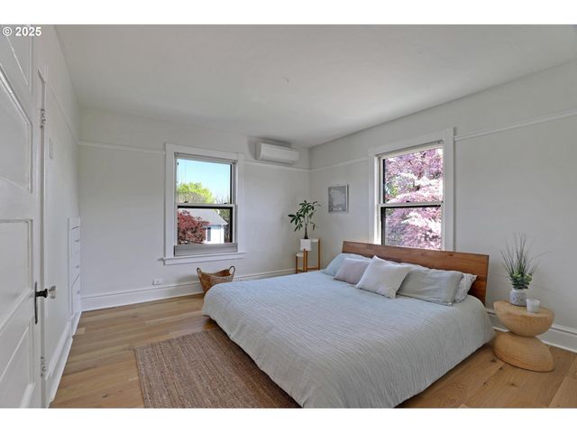 2033 Se ASH St, Portland, OR 97214