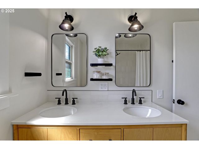 2033 Se ASH St, Portland, OR 97214