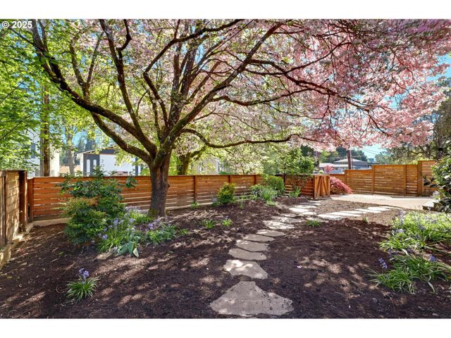 2033 Se ASH St, Portland, OR 97214