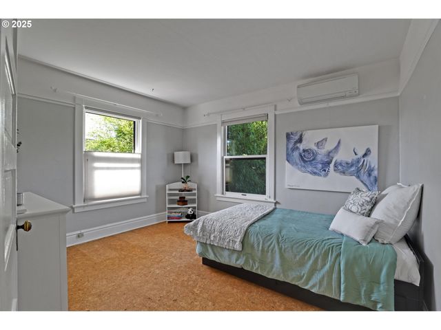 2033 Se ASH St, Portland, OR 97214