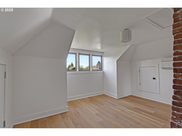 2033 Se ASH St, Portland, OR 97214