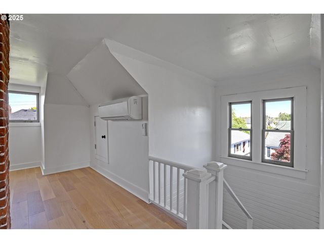 2033 Se ASH St, Portland, OR 97214