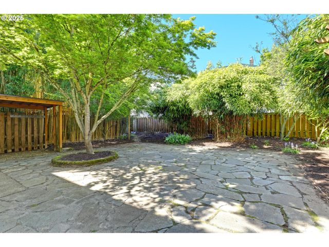 2033 Se ASH St, Portland, OR 97214