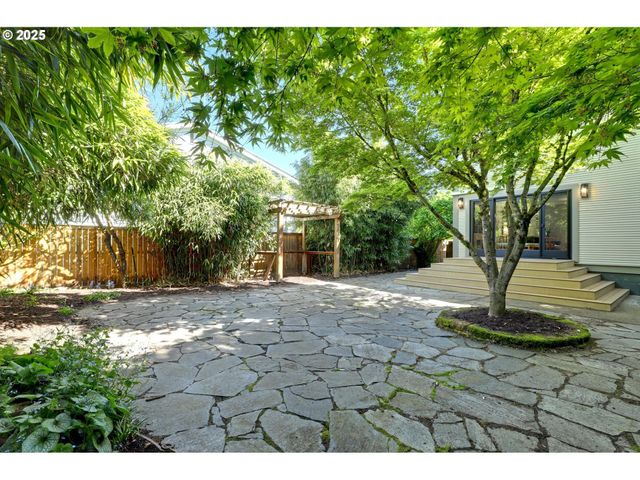 2033 Se ASH St, Portland, OR 97214