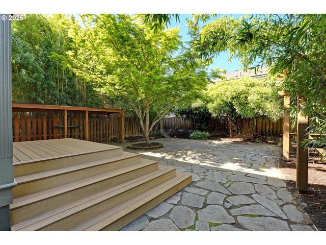 2033 Se ASH St, Portland, OR 97214