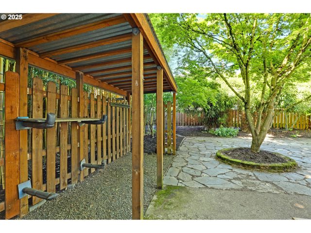 2033 Se ASH St, Portland, OR 97214