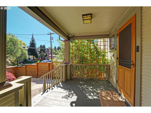 2033 Se ASH St, Portland, OR 97214