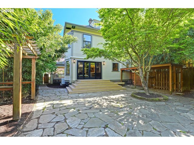 2033 Se ASH St, Portland, OR 97214