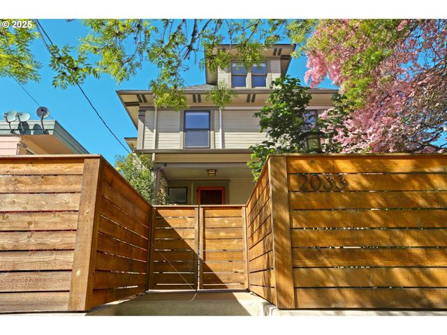 2033 Se ASH St, Portland, OR 97214