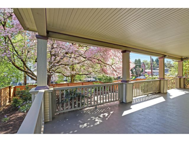 2033 Se ASH St, Portland, OR 97214