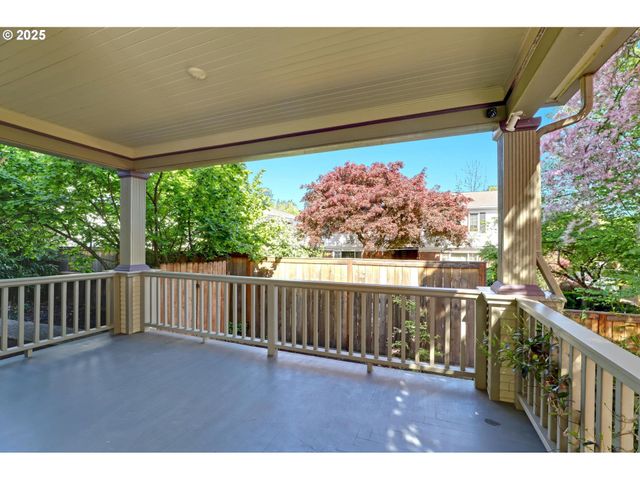 2033 Se ASH St, Portland, OR 97214