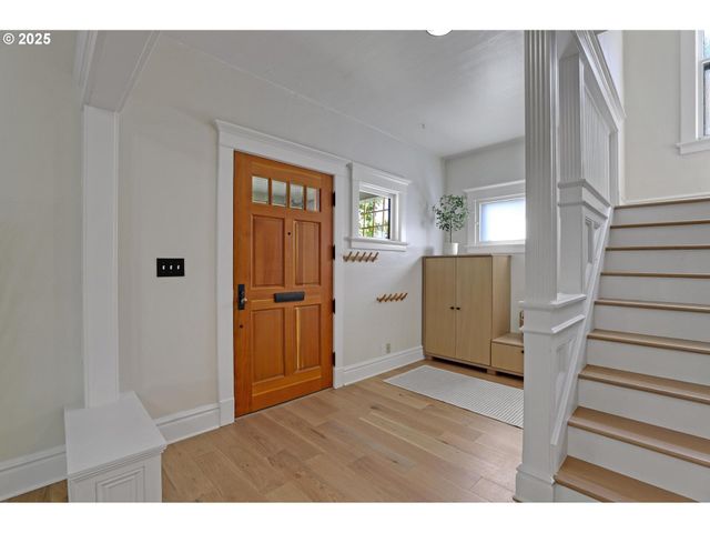 2033 Se ASH St, Portland, OR 97214