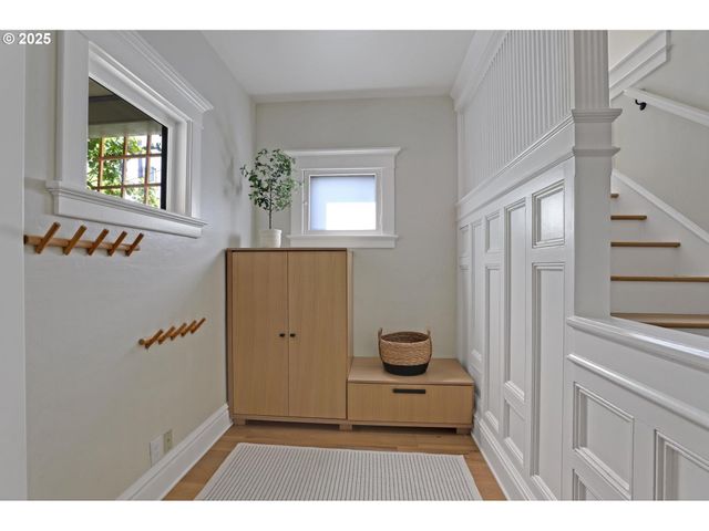 2033 Se ASH St, Portland, OR 97214