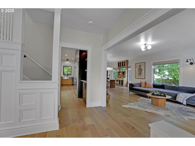 2033 Se ASH St, Portland, OR 97214