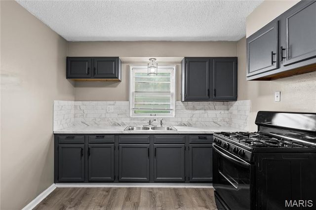 90 La Havre Circle, Florissant, MO 63031