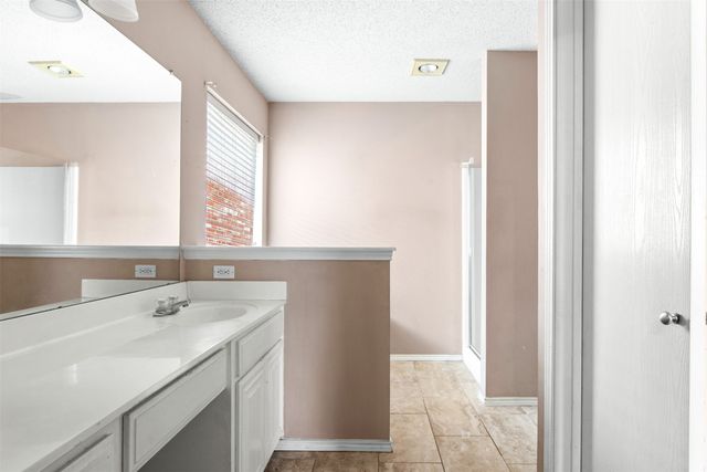 809 Elbe Drive, Arlington, TX 76001