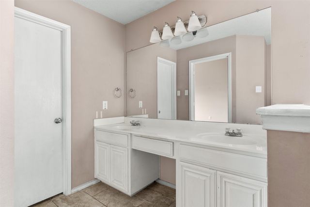 809 Elbe Drive, Arlington, TX 76001