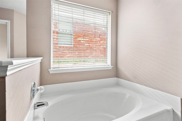 809 Elbe Drive, Arlington, TX 76001