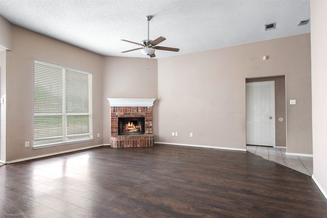 809 Elbe Drive, Arlington, TX 76001