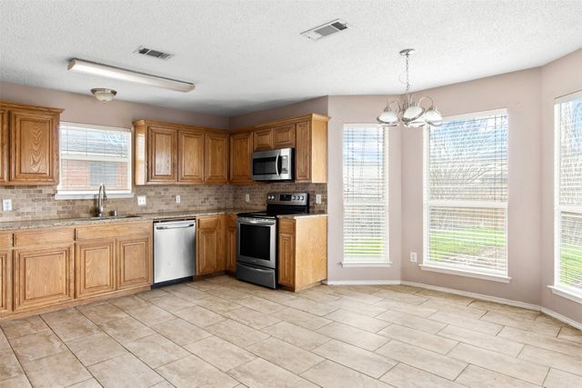 809 Elbe Drive, Arlington, TX 76001