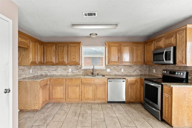 809 Elbe Drive, Arlington, TX 76001