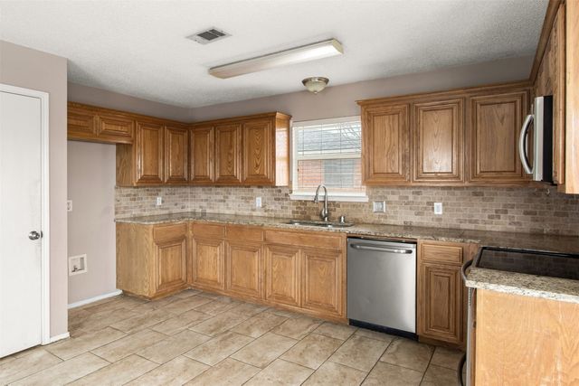 809 Elbe Drive, Arlington, TX 76001