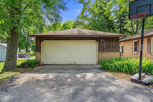 5870 S 41st STREET, Greenfield, WI 53221