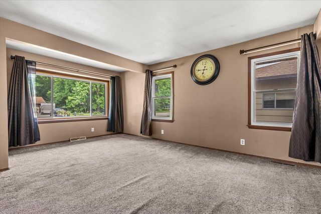 5870 S 41st STREET, Greenfield, WI 53221
