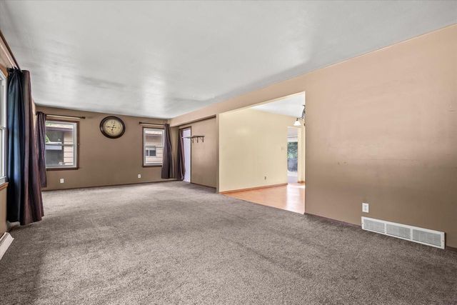 5870 S 41st STREET, Greenfield, WI 53221
