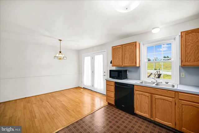 48 PENNWICK DR, Lititz, PA 17543