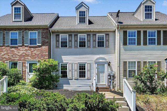 48 PENNWICK DR, Lititz, PA 17543