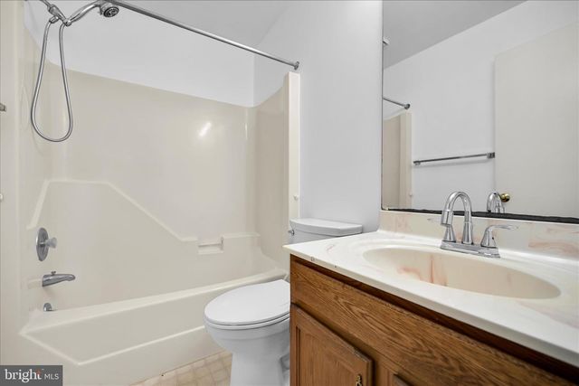 48 PENNWICK DR, Lititz, PA 17543