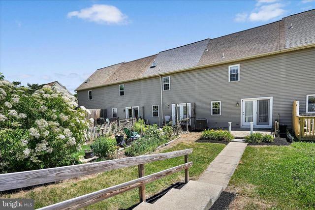 48 PENNWICK DR, Lititz, PA 17543