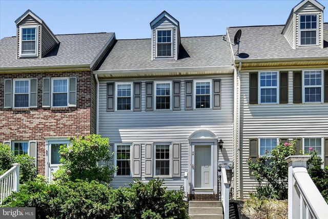48 PENNWICK DR, Lititz, PA 17543