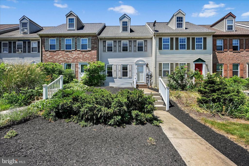 48 PENNWICK DR, Lititz, PA 17543