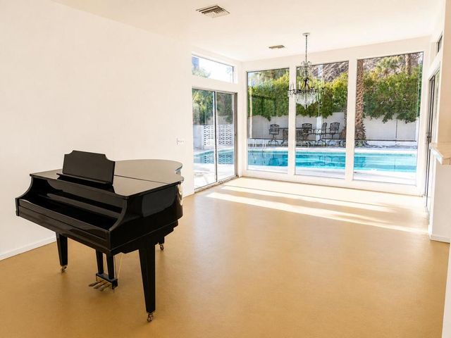 866 N Topaz Circle, Palm Springs, CA 92262