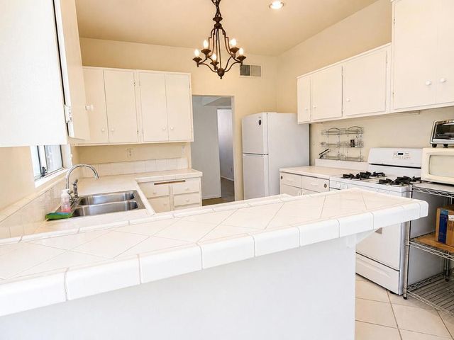 866 N Topaz Circle, Palm Springs, CA 92262
