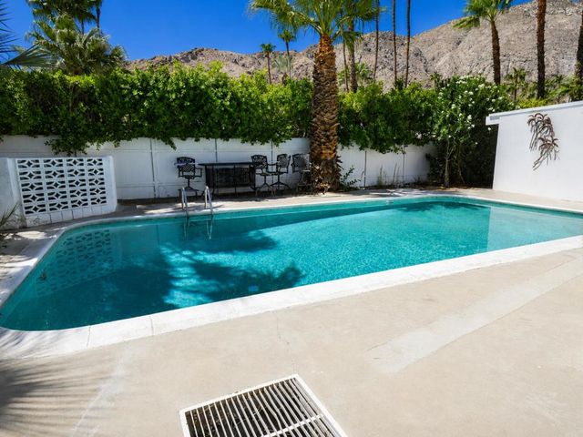 866 N Topaz Circle, Palm Springs, CA 92262