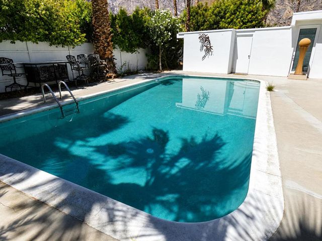 866 N Topaz Circle, Palm Springs, CA 92262