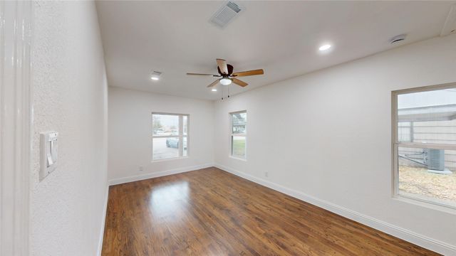 1425 W Walnut Street, Garland, TX 75042