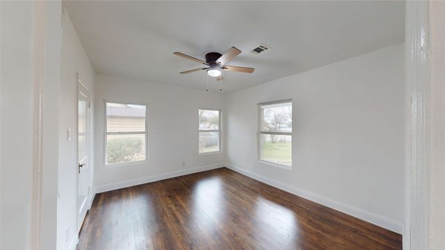 1425 W Walnut Street, Garland, TX 75042