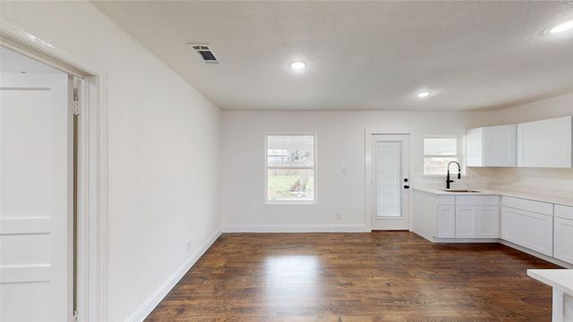 1425 W Walnut Street, Garland, TX 75042