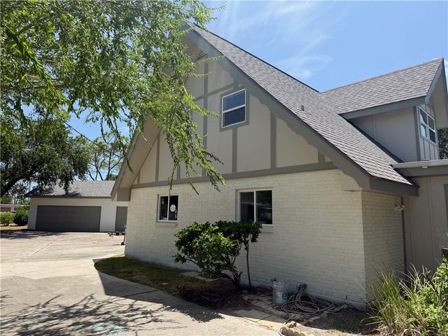 305 Caribbean Dr, Corpus Christi, TX 78418