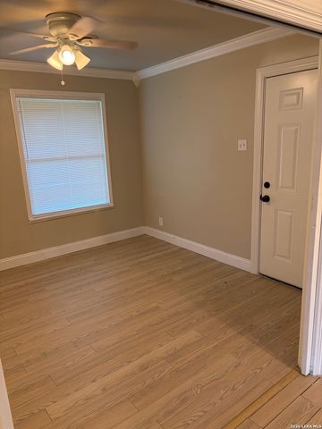 302 E Byrd Blvd, Universal City, TX 78148