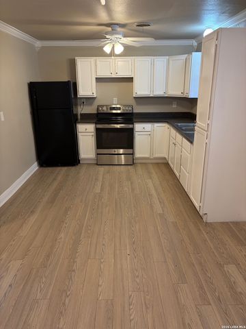 302 E Byrd Blvd, Universal City, TX 78148