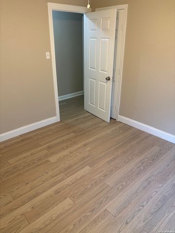 302 E Byrd Blvd, Universal City, TX 78148