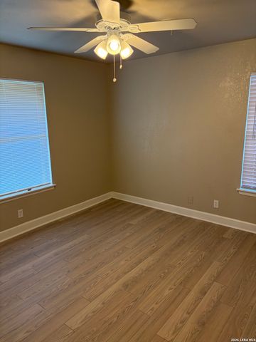 302 E Byrd Blvd, Universal City, TX 78148
