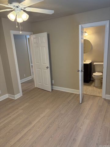 302 E Byrd Blvd, Universal City, TX 78148