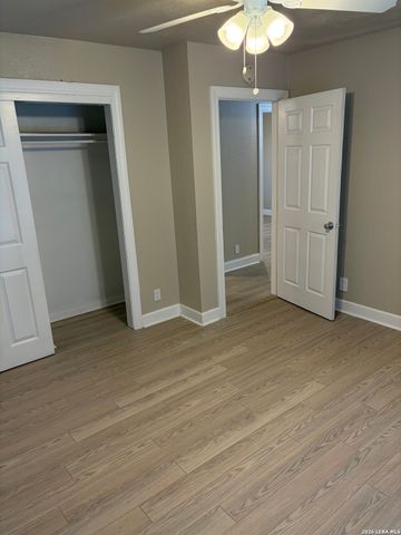 302 E Byrd Blvd, Universal City, TX 78148