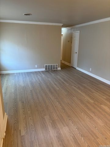 302 E Byrd Blvd, Universal City, TX 78148